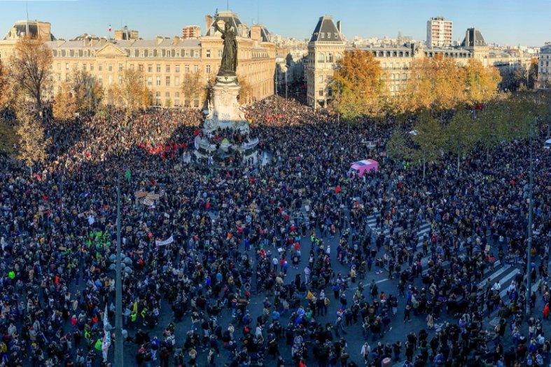 Forte mobilisation pour les marches des libertés, des heurts à Paris